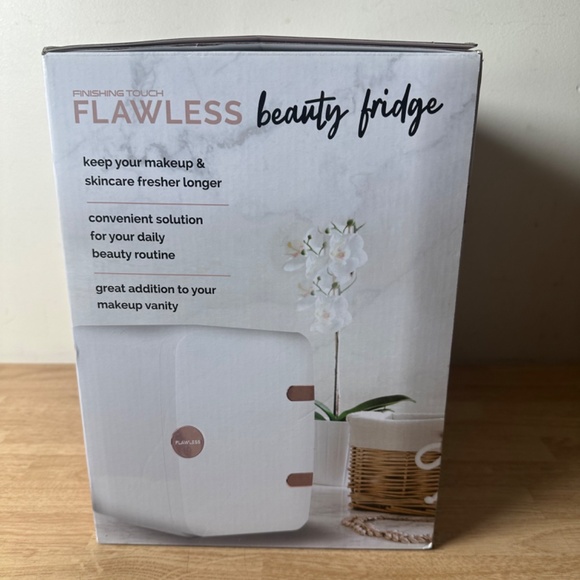 FINISHING TOUCH FLAWLESS BEAUTY MINI FRIDGE FOR SKINCARE & MAKEUP REFRIGERATOR - Picture 3 of 9